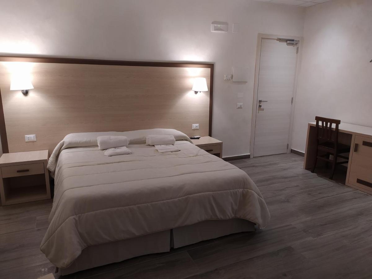 Hotel Holiday Фоджа Екстериор снимка