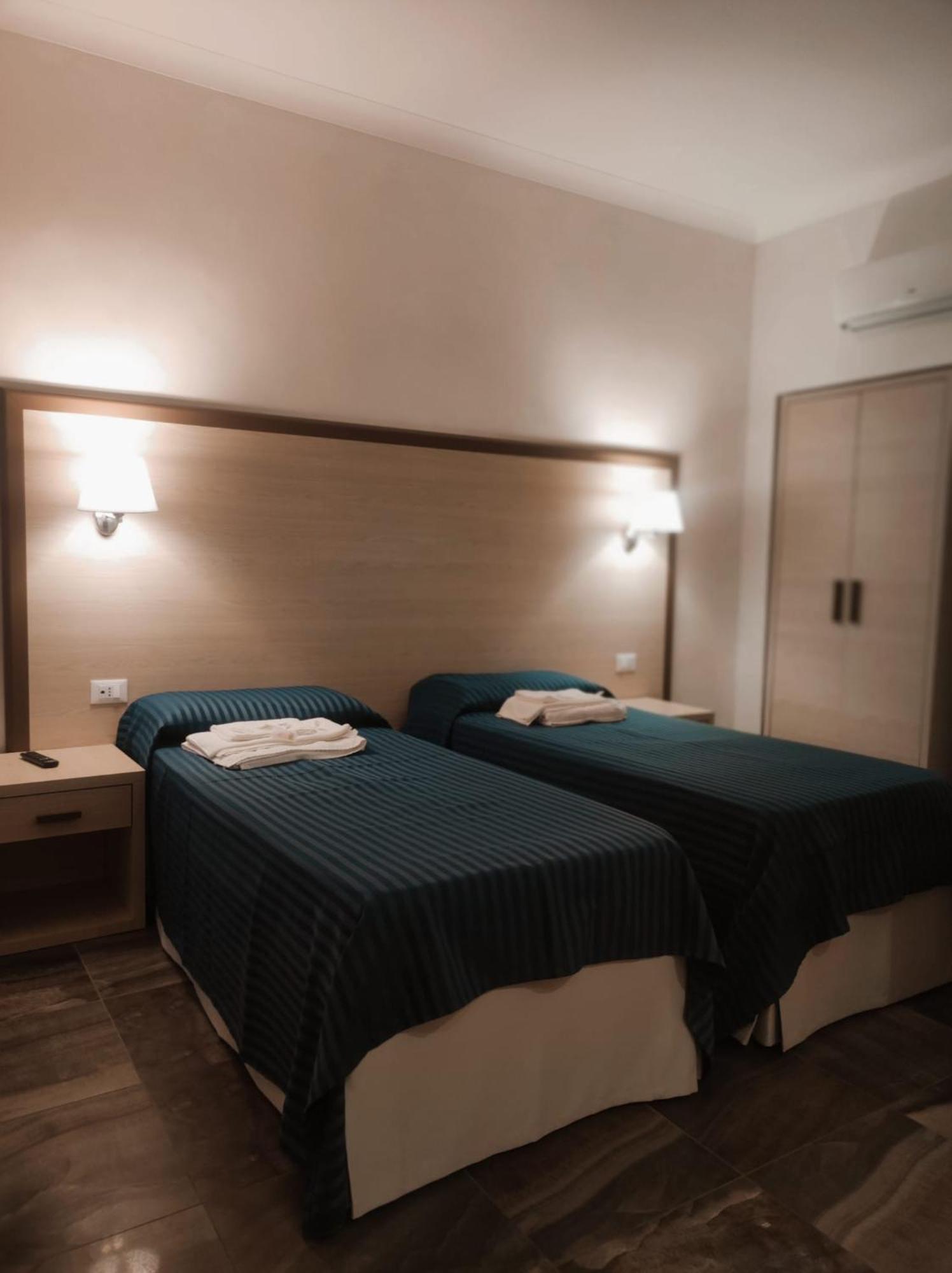 Hotel Holiday Фоджа Екстериор снимка