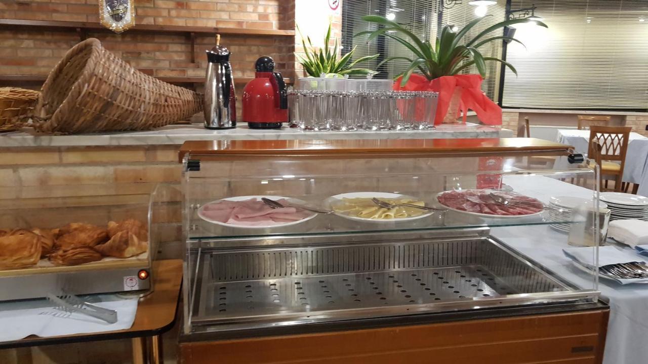 Hotel Holiday Фоджа Екстериор снимка